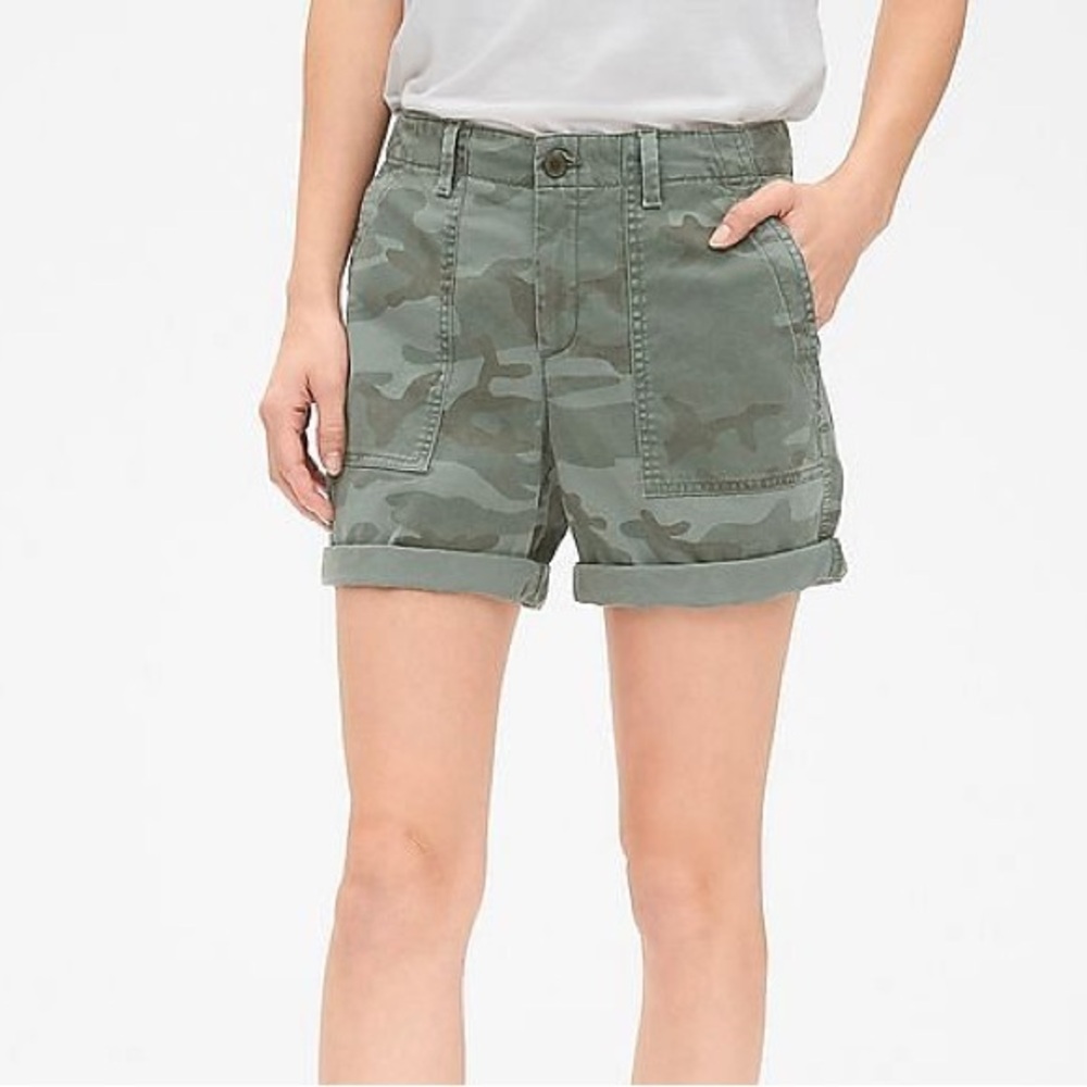 GAP 5” Girlfriend Chino Short size 0 in Camo Green